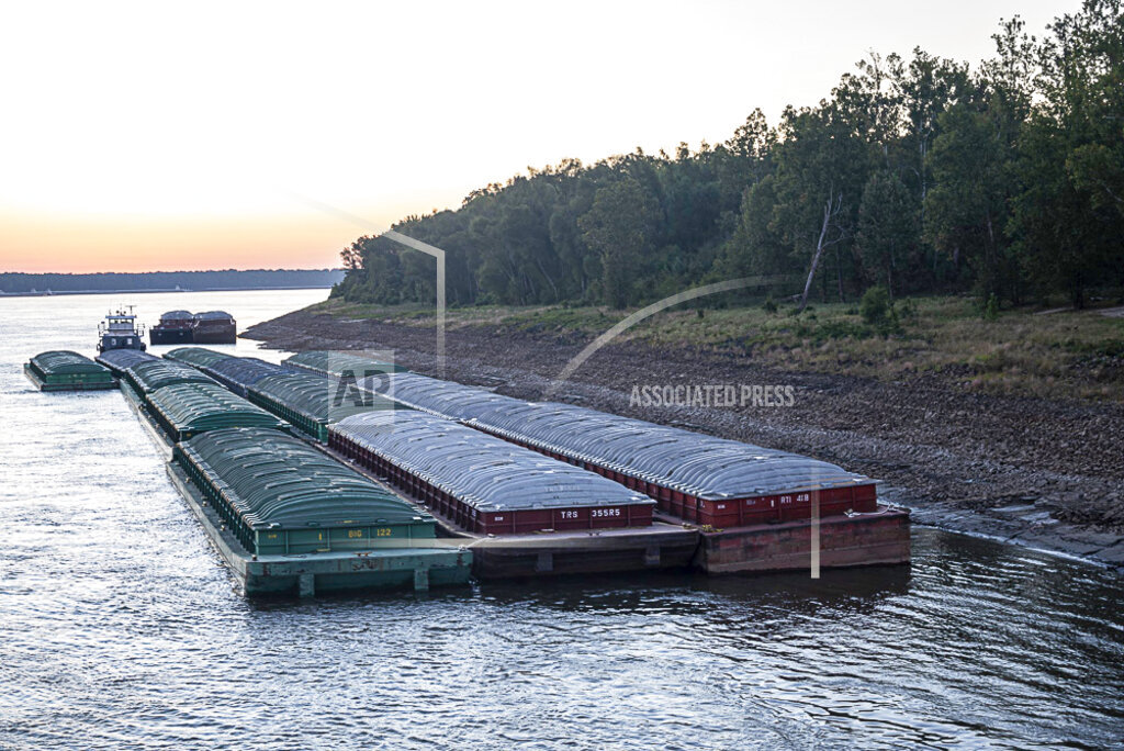 Barges Grounded By Low Water Halt Mississippi River Traffic The Big   Barges 